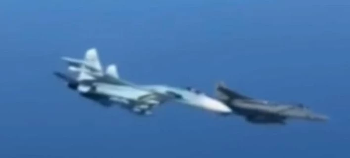 Τρέχουν για… σακούλες – Ρωσικό Su-27 «σπρώχνει» αμερικανικό μαχητικό εκτός πορείας – Βίντεο